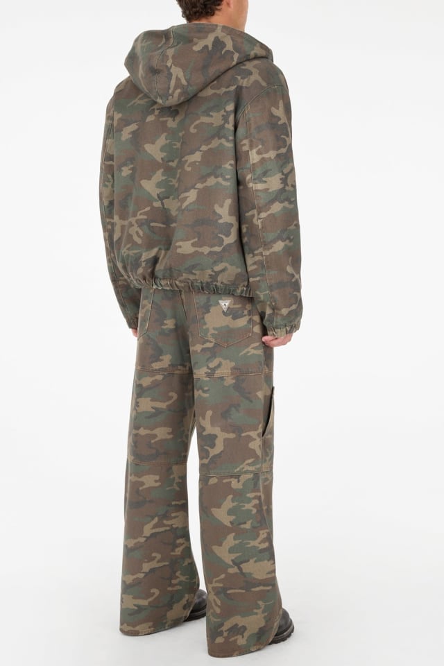 Cazadora con capucha motivo camuflaje